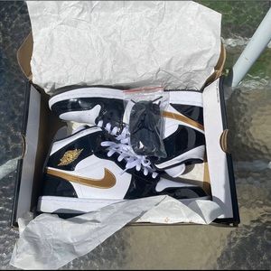 Jordan 1 Mid Patent Black White Gold